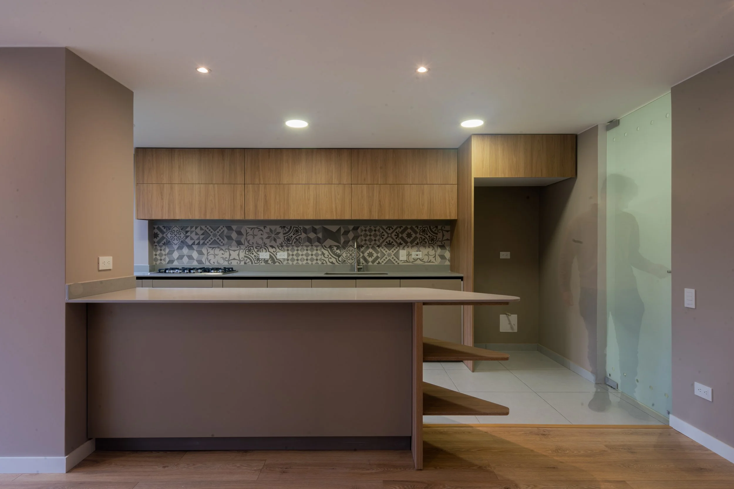 BOG 20 — vivienda unifamiliar en Colombia por LINEA PRIMA: materiales nobles y luz natural.