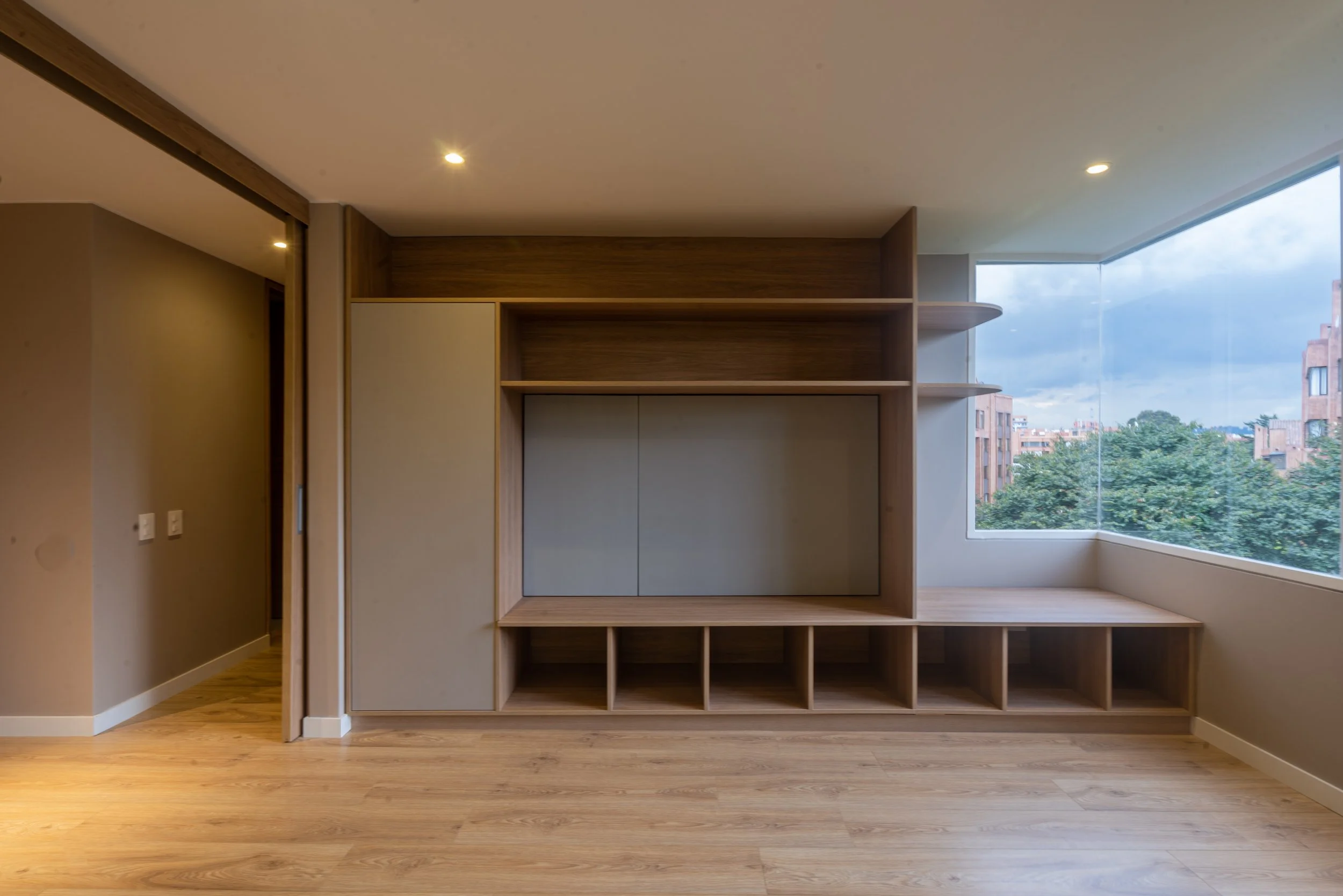 BOG 20 — vivienda unifamiliar en Colombia por LINEA PRIMA: materiales nobles y luz natural.