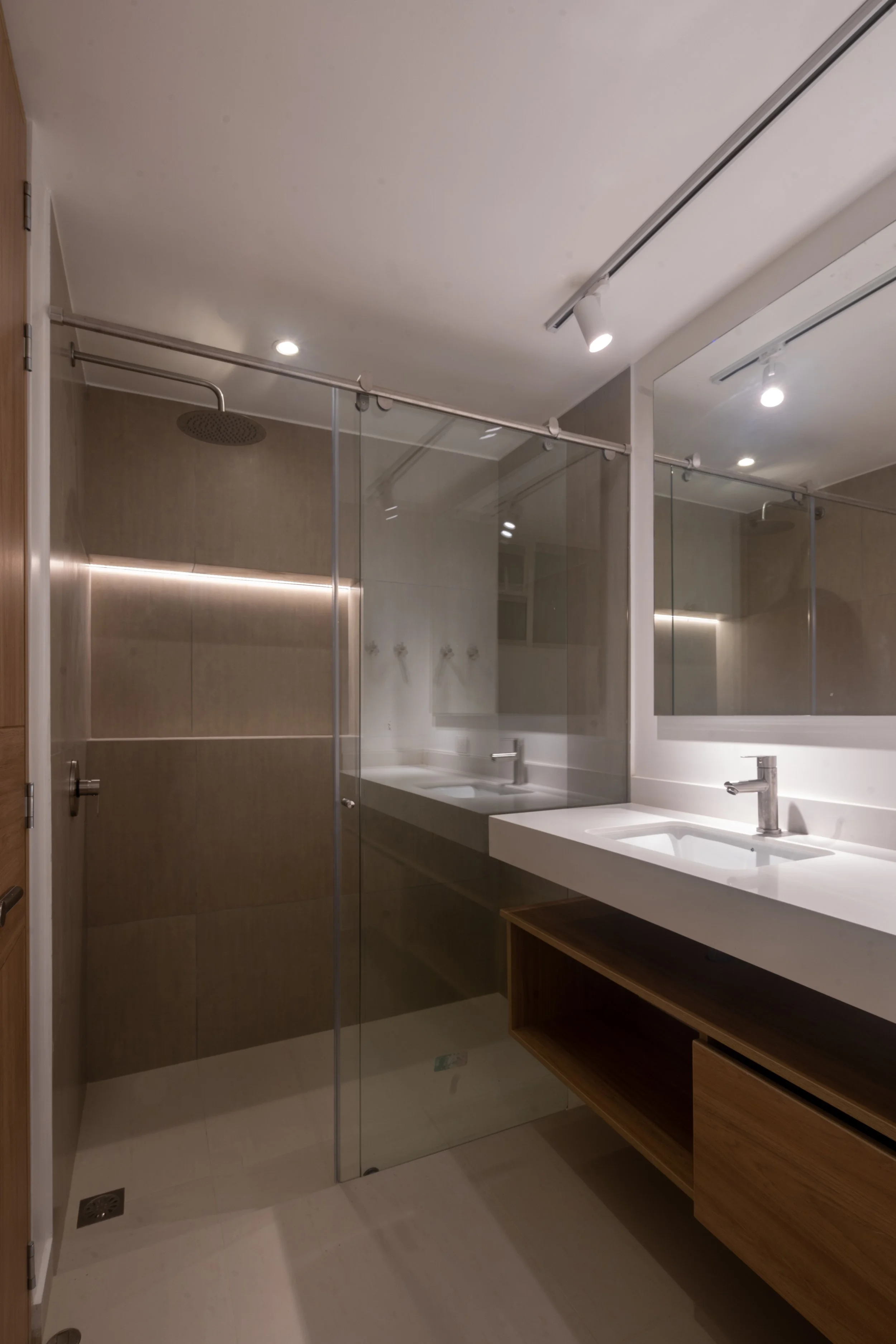 Detalle de BOG 20, vivienda unifamiliar en Colombia: materiales nobles y luz natural. LINEA PRIMA, arquitectos en Bogotá.