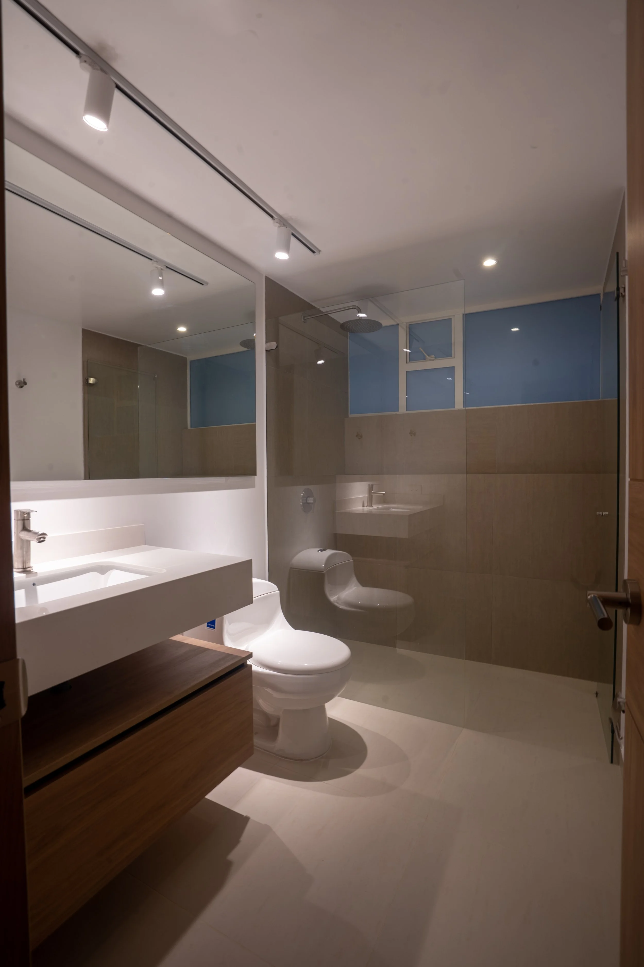 BOG 20 — vivienda unifamiliar en Colombia por LINEA PRIMA: materiales nobles y luz natural.