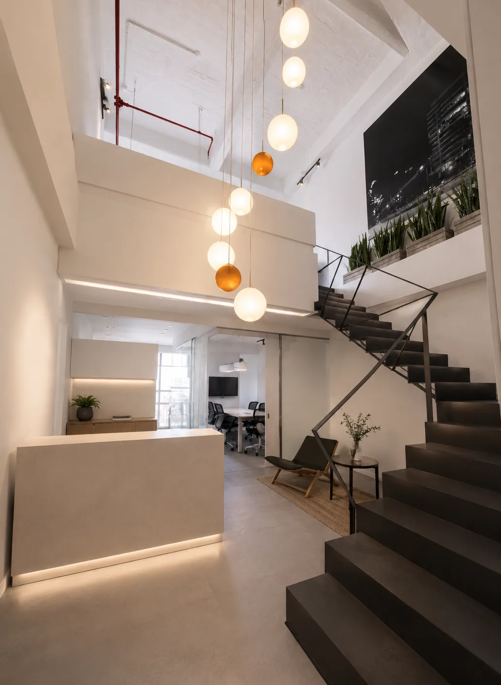 Recepción de las oficinas BOG12 en la Carrera 15 con Calle 93, Bogotá: doble altura, escalera de lámina doblada y mezanine — LINEA PRIMA, arquitectos en Bogotá.