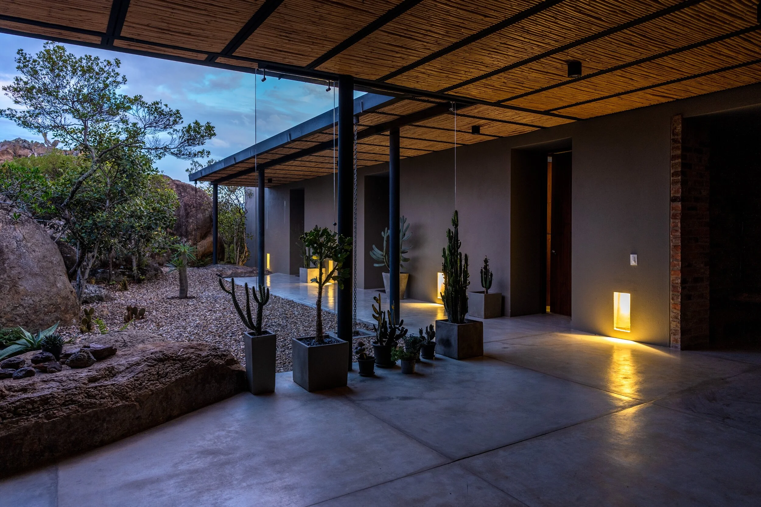 Arquitectura residencial de LINEA PRIMA en Bogotá: casa contemporánea en madera, piedra y luz natural