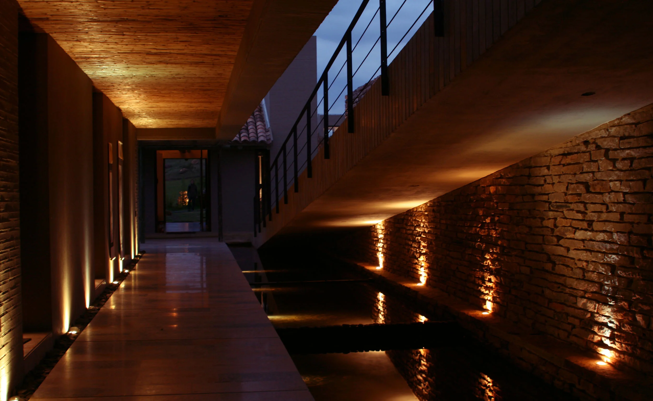 Vista de casa de campo VIL 01 en Boyacá, CO, en ladrillo recocido y madera de eucalipto — proyecto de LINEA PRIMA, arquitectos en Bogotá.