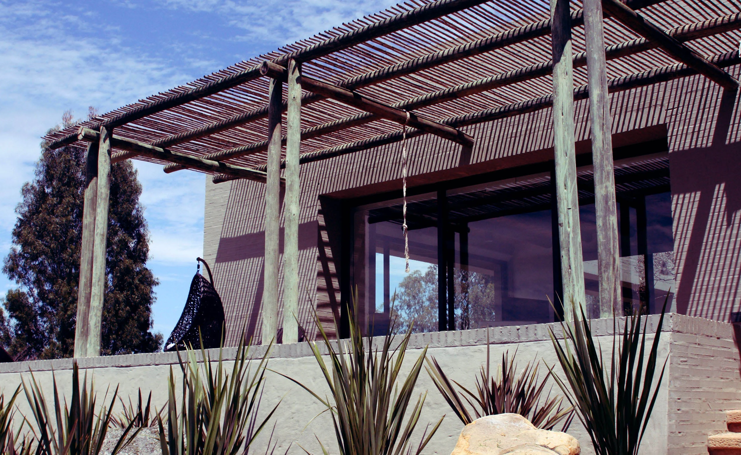 VIL 01 — casa de campo en Boyacá, CO por LINEA PRIMA: teja de barro y ladrillo recocido.