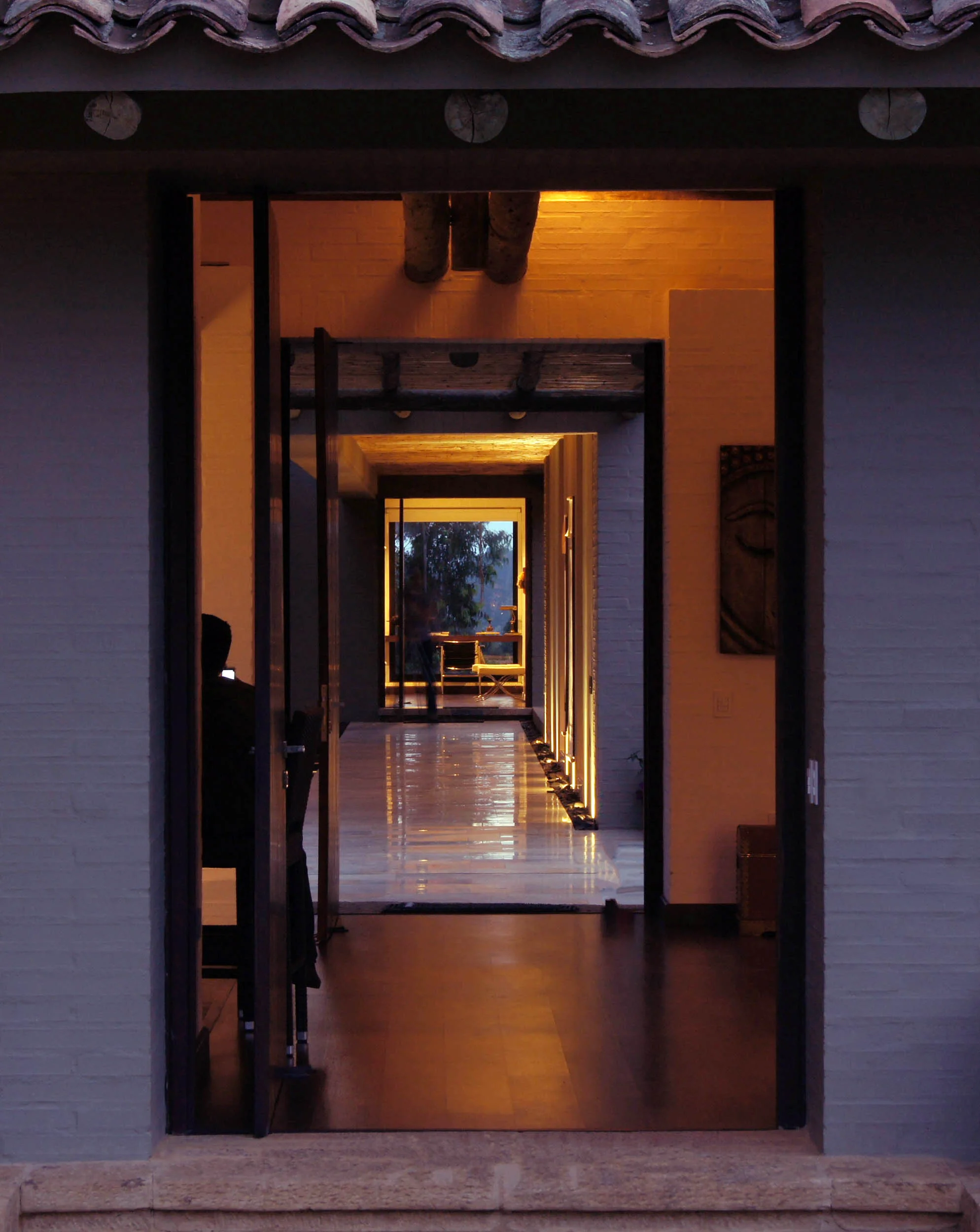 Detalle de VIL 01, casa de campo en Boyacá, CO: madera de eucalipto y teja de barro. LINEA PRIMA, arquitectos en Bogotá.