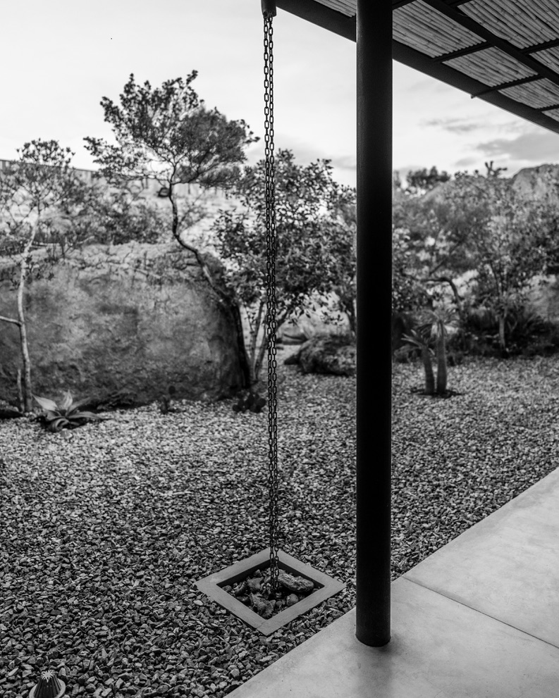 VIL 02 — vivienda unifamiliar en Colombia por LINEA PRIMA: materiales nobles y luz natural.