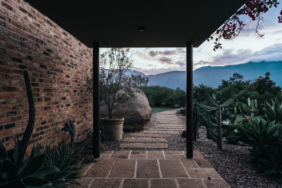 Imagen del proyecto VIL 02, vivienda unifamiliar en Colombia, con materiales nobles y luz natural — arquitectura de LINEA PRIMA, arquitectos en Bogotá.