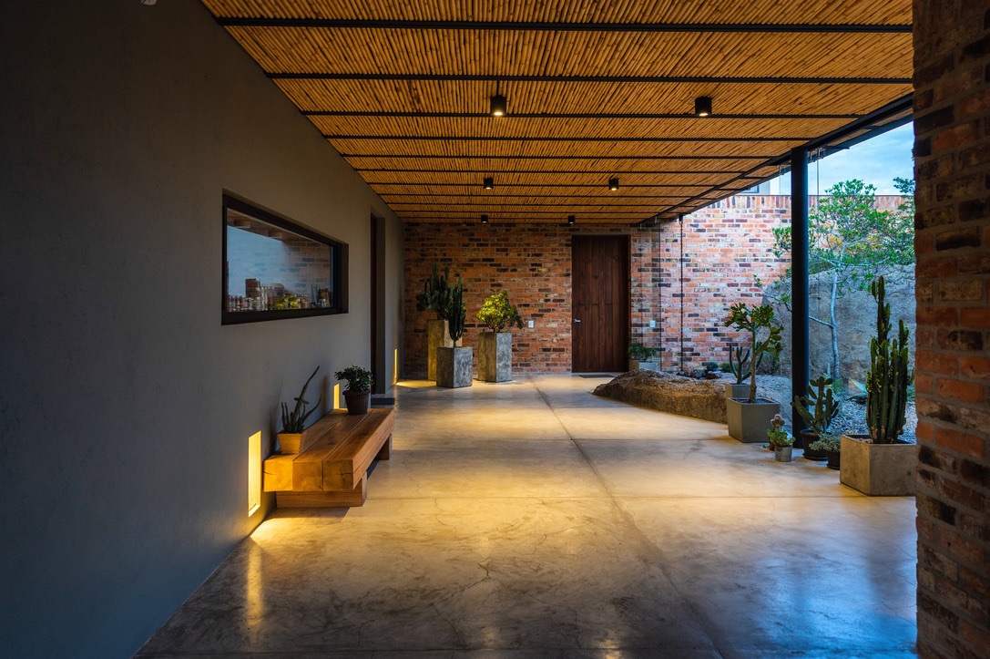 Vista de vivienda unifamiliar VIL 02 en Colombia, en materiales nobles y luz natural — proyecto de LINEA PRIMA, arquitectos en Bogotá.