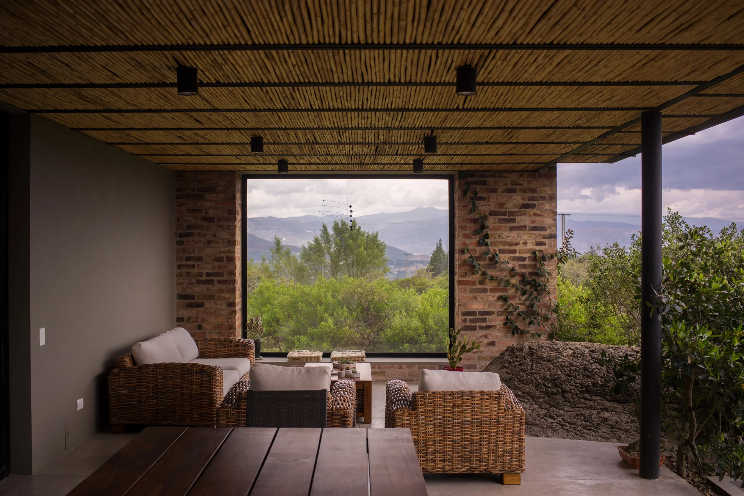 VIL 02 — vivienda unifamiliar en Colombia por LINEA PRIMA: materiales nobles y luz natural.