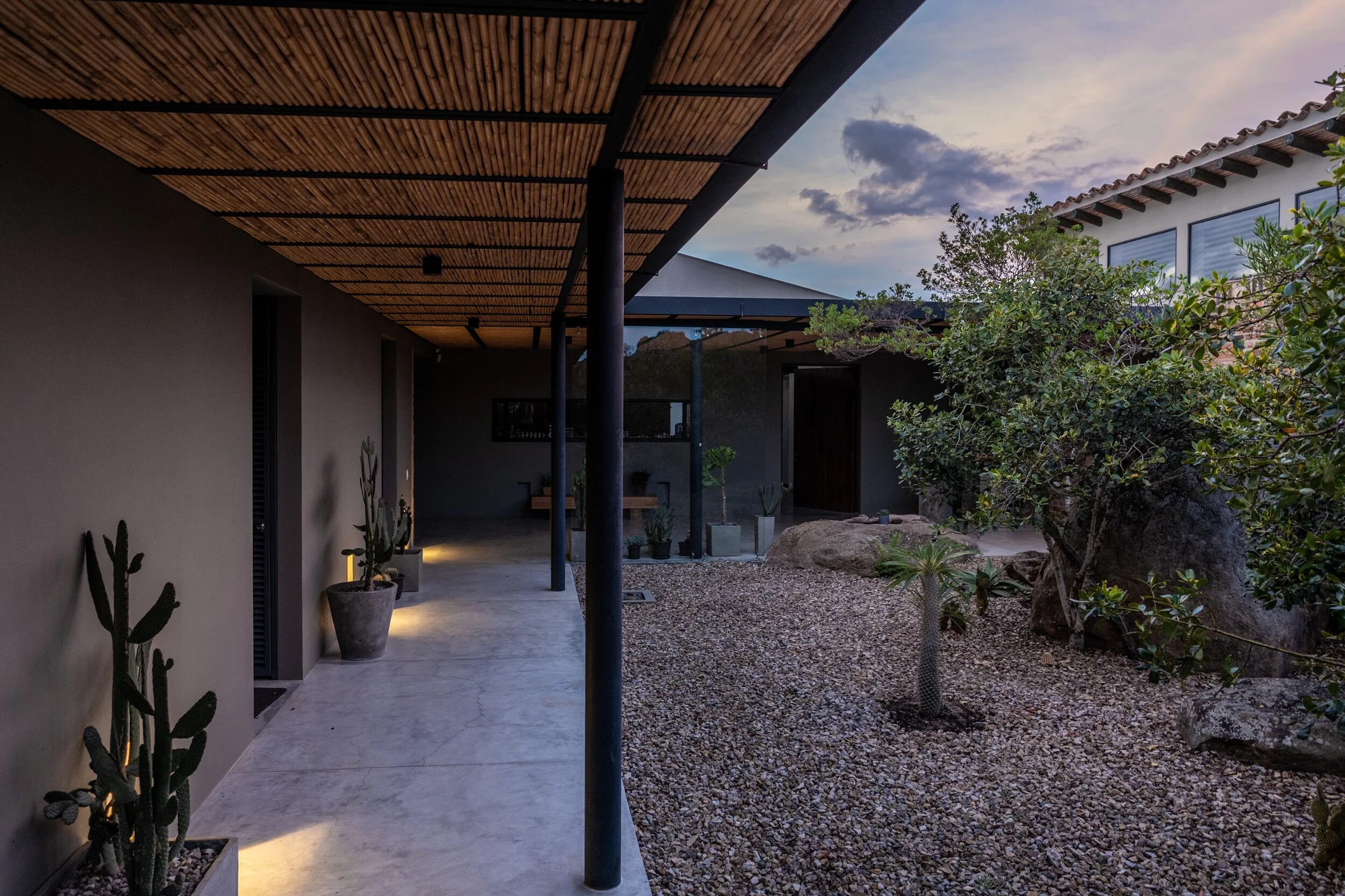 Detalle de VIL 02, vivienda unifamiliar en Colombia: materiales nobles y luz natural. LINEA PRIMA, arquitectos en Bogotá.