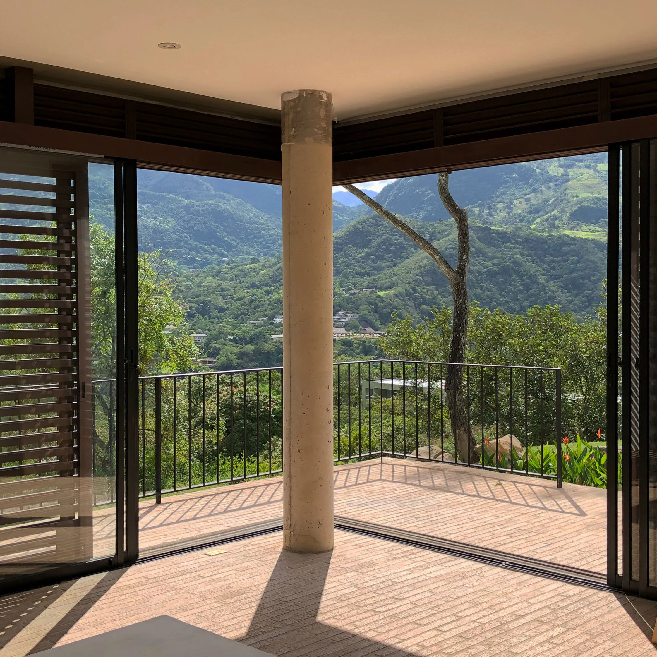 Imagen del proyecto VIT 01, vivienda unifamiliar en Colombia, con materiales nobles y luz natural — arquitectura de LINEA PRIMA, arquitectos en Bogotá.