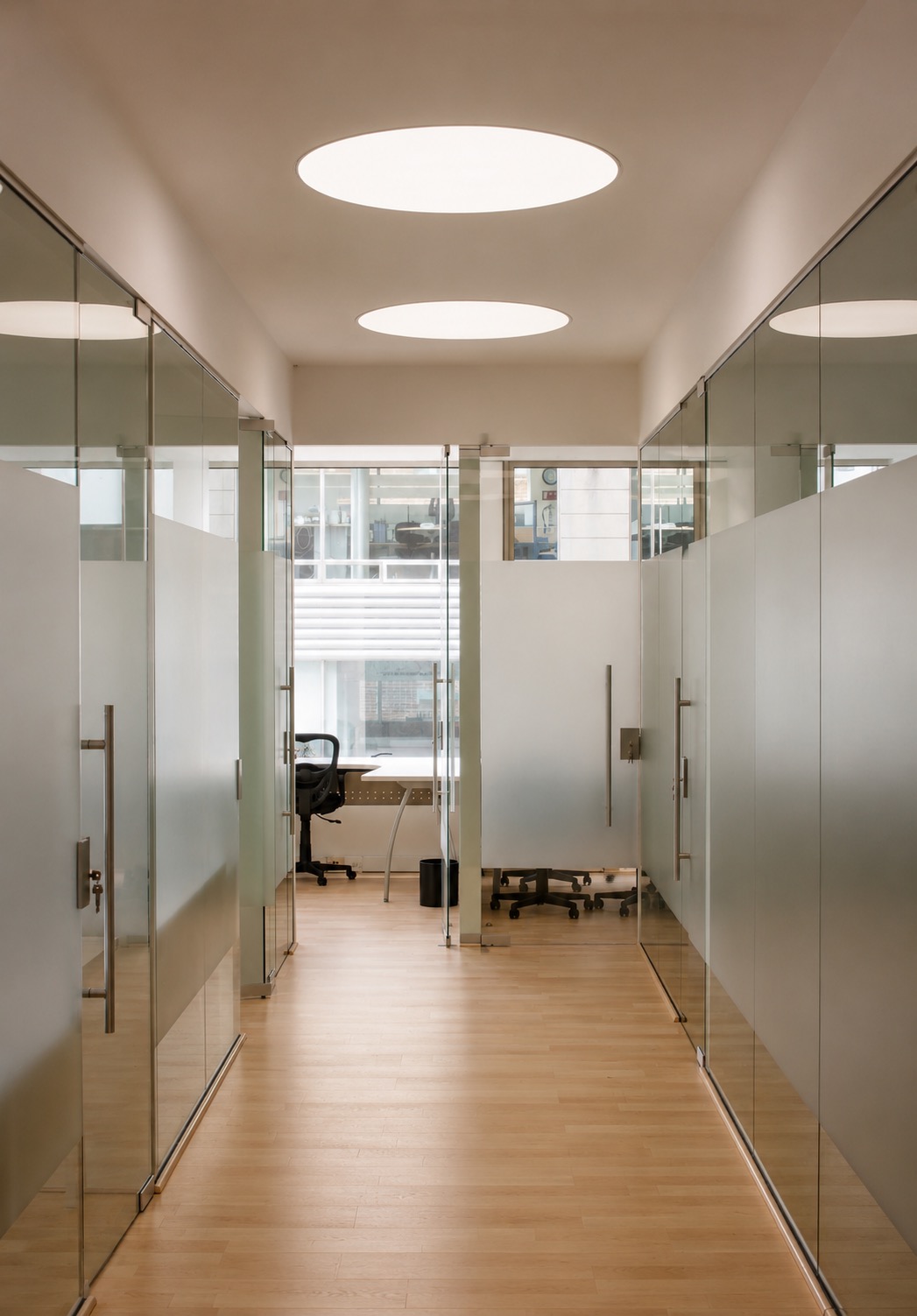 Vista de interiorismo BOG02 01 en Cundinamarca, CO, en materiales nobles y luz natural — proyecto de LINEA PRIMA, arquitectos en Bogotá.