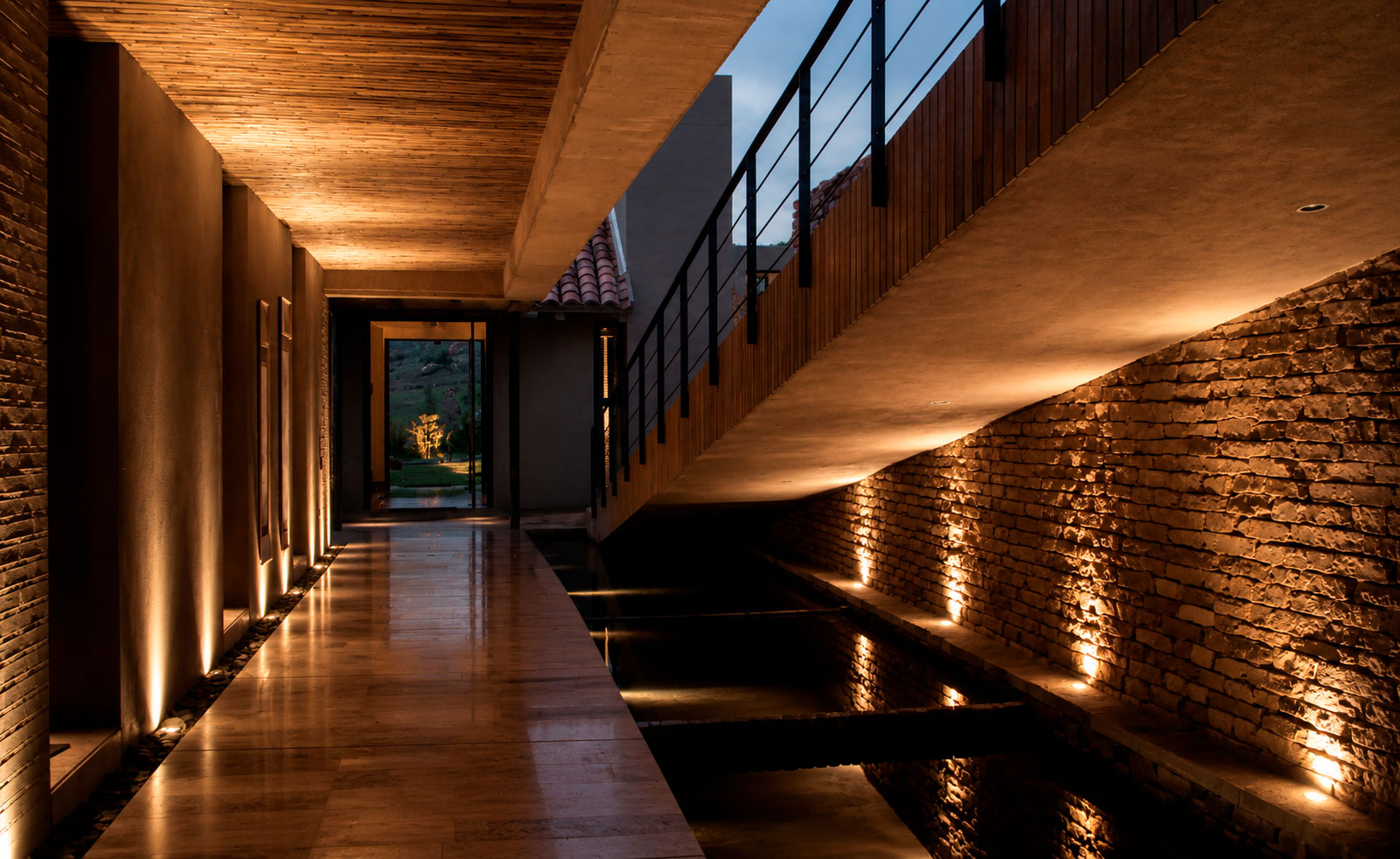 Sala de doble altura en calma, con ventanal hacia las montañas